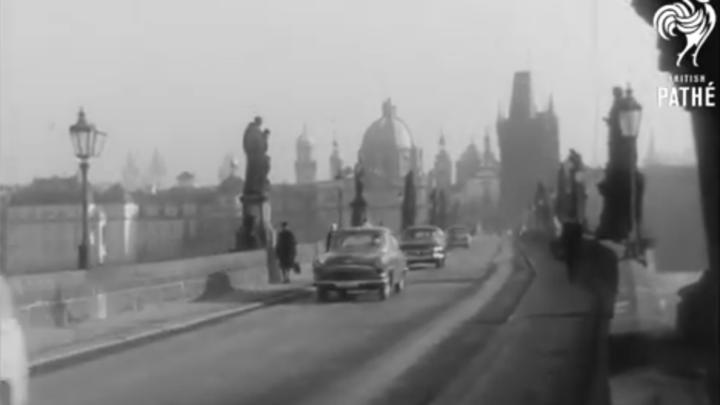 Video ukáže, jak vypadala vánoční Praha v roce 1964