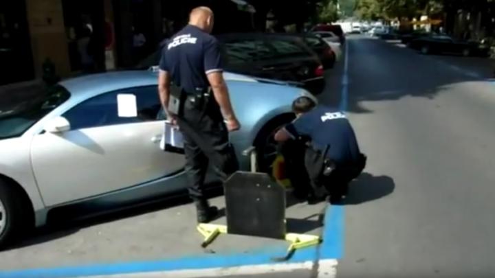 Pražská městská policie nasazuje botičku na Bugatti Veyron. Podívejte se na video!