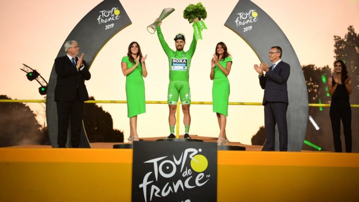 Vítěz Tour de France Egan Bernal slaví s křišťálovou trofejí navrženou ŠKODA AUTO