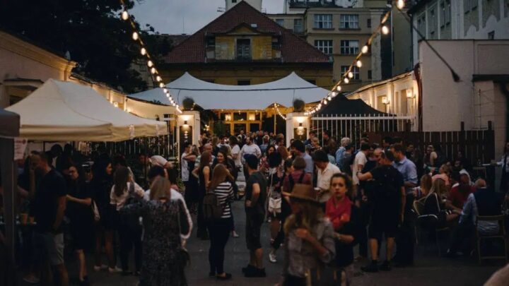 Pražské Senovážné náměstí ožije s festivalem vína a hudby Pinot Swings