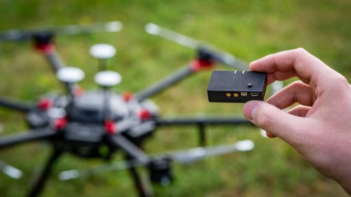 Zvažujete na Vánoce koupi dronu? Povinná registrace se dotkne většiny uživatelů. Dronetag radí, na co si dát pozor