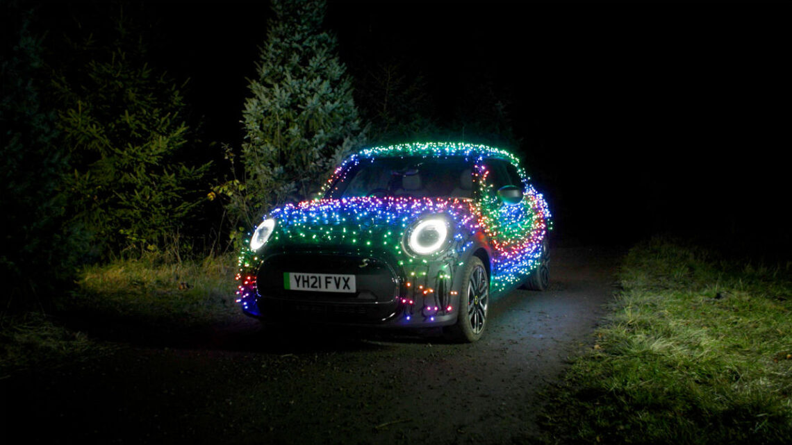 „Driving Home for Christmas“: MINI přeje krásné Vánoce se známou písní