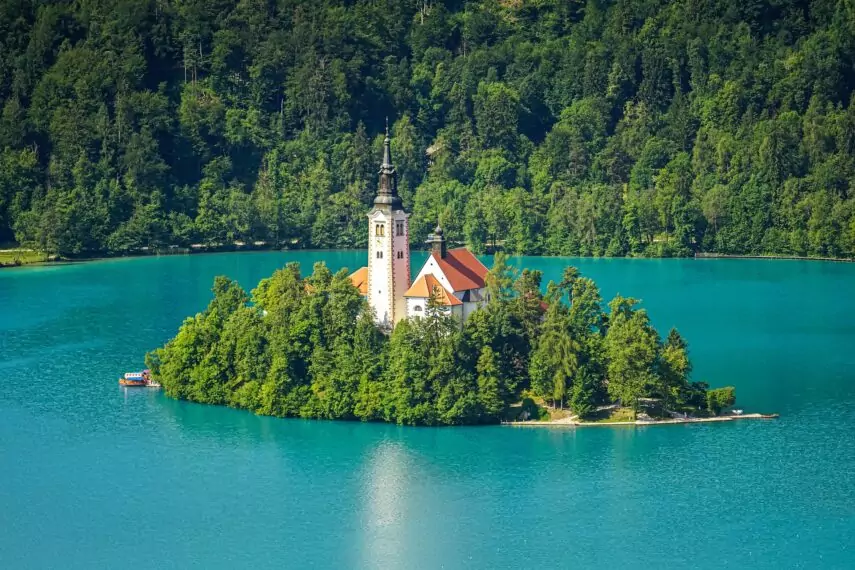 Jezero Bled ve Slovinsku je nádhera jen pár set kilometrů od Česka